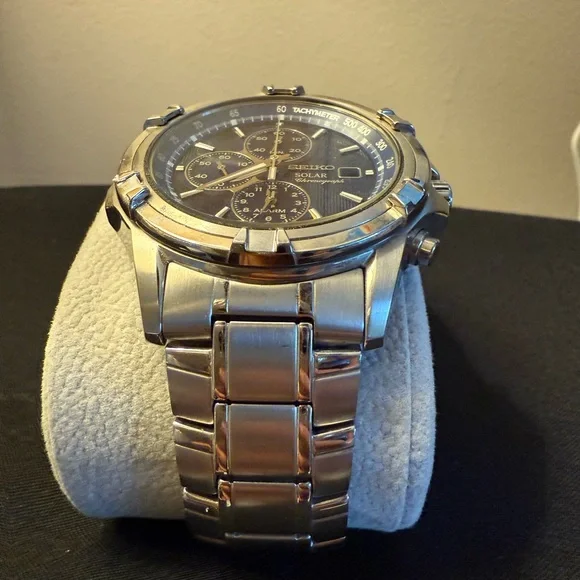 Seiko Solar Chronograph with Blue Dial and Silver Band - Picture 3 of 9